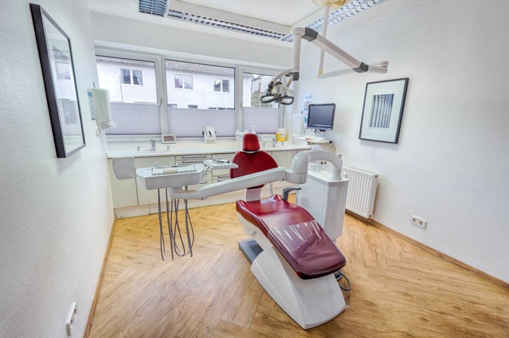 Zahnarztpraxis Ebstorf Mariam Niemax Behandlungszimmer 2